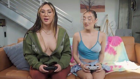 Pussy loving chicks Violet Gems and Tomie Tang play sexy