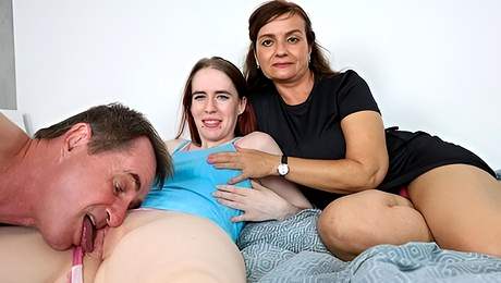 Beauty Isabella Both and Yvette Moore's blowjob action